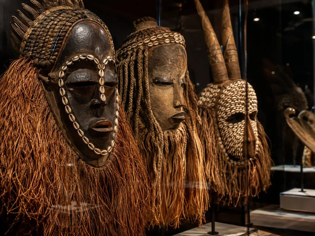 Masken in der Afrika-Abteilung des Musée du quai Branly