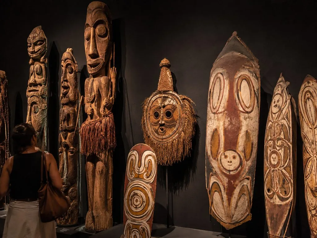 Ozeanien-Abteilung des Musée du quai Branly mit papuanischen Schnitzereien