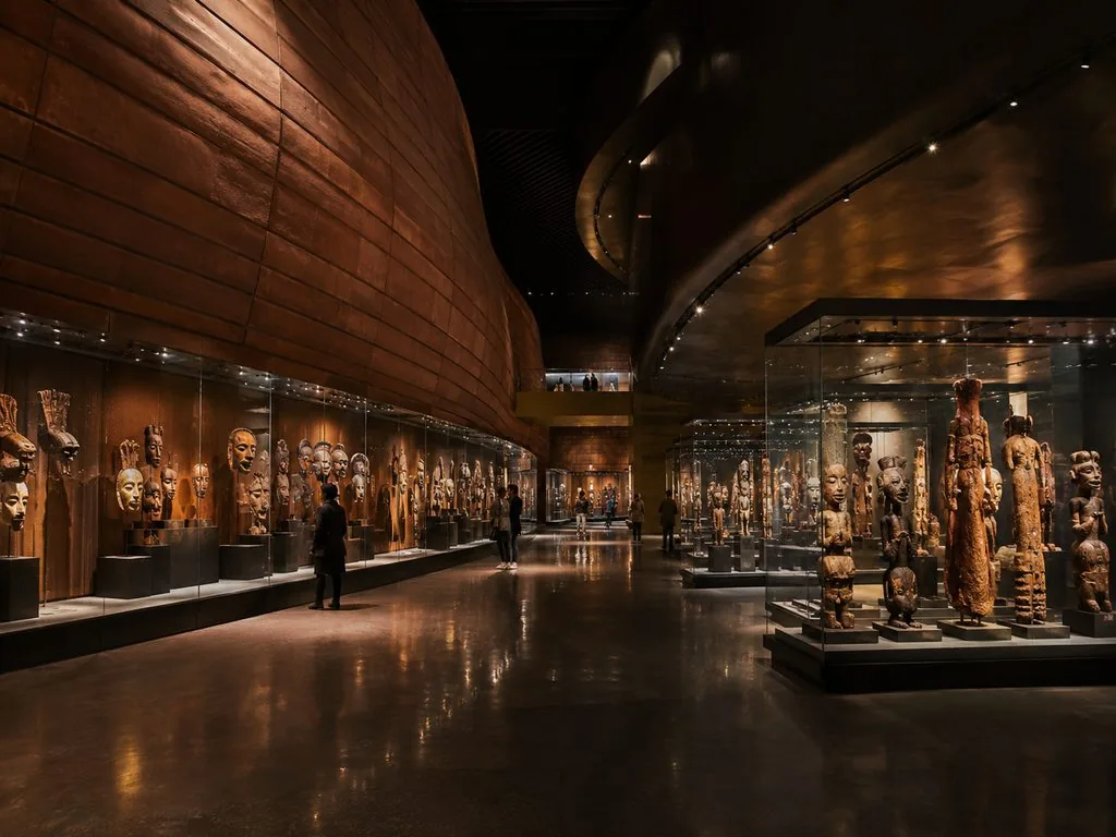 Das Plateau des collections im Musée du quai Branly – eine offene Galerie ohne Wände
